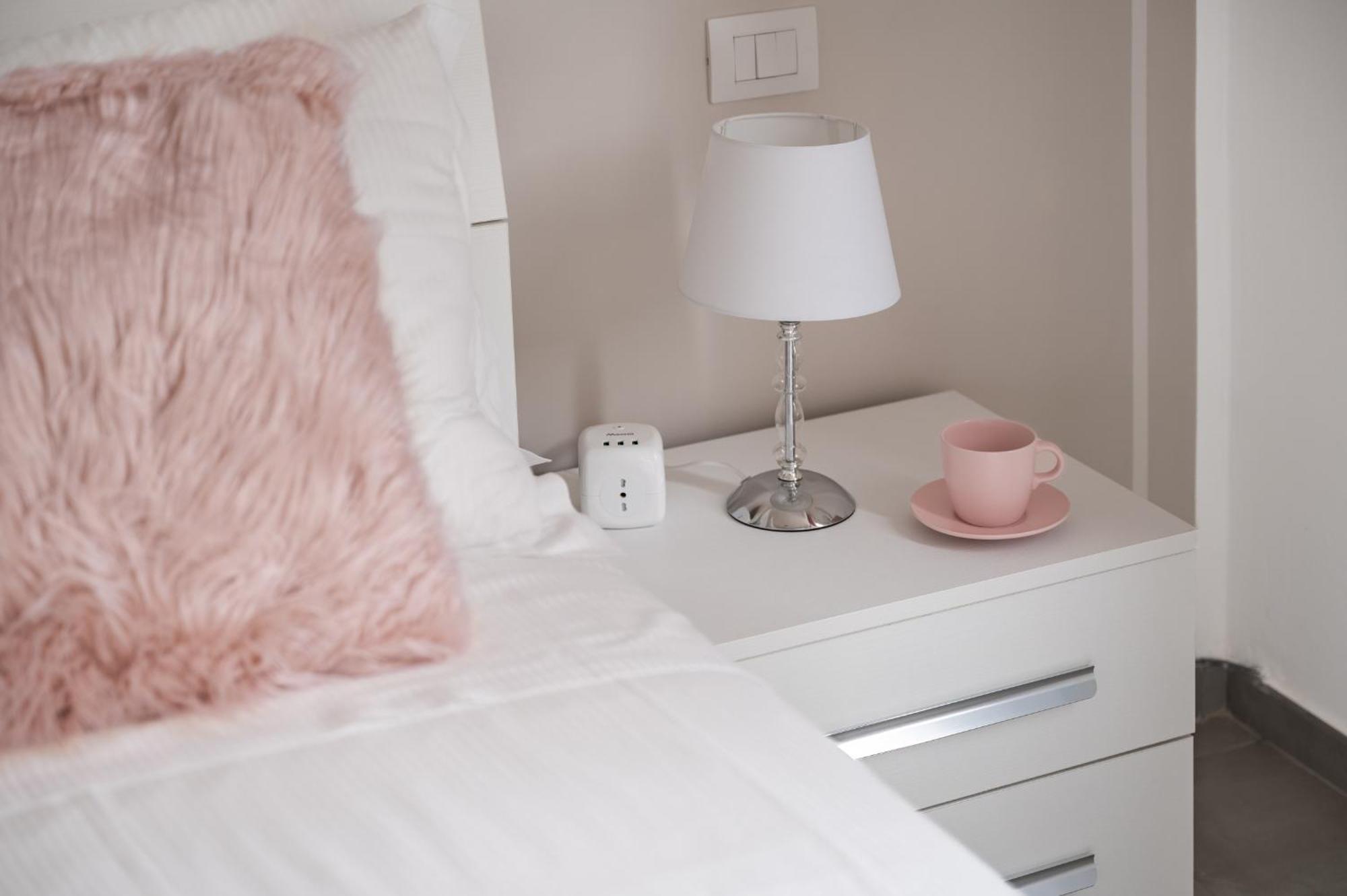Apartamento Charming Apartments: Chic Renovated Near Tram Leopolda *